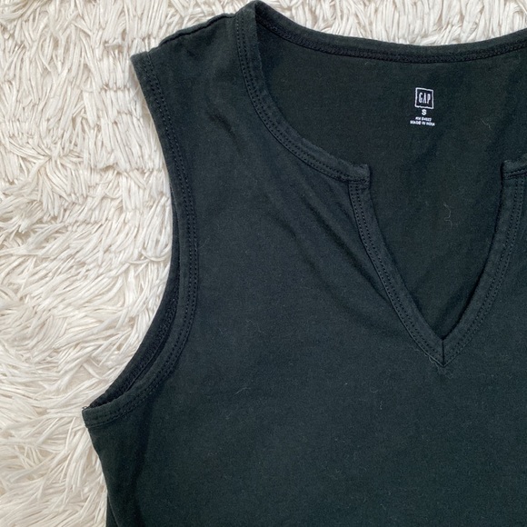 Gap Split Neck Tank Top 💗 Black - Picture 6 of 10